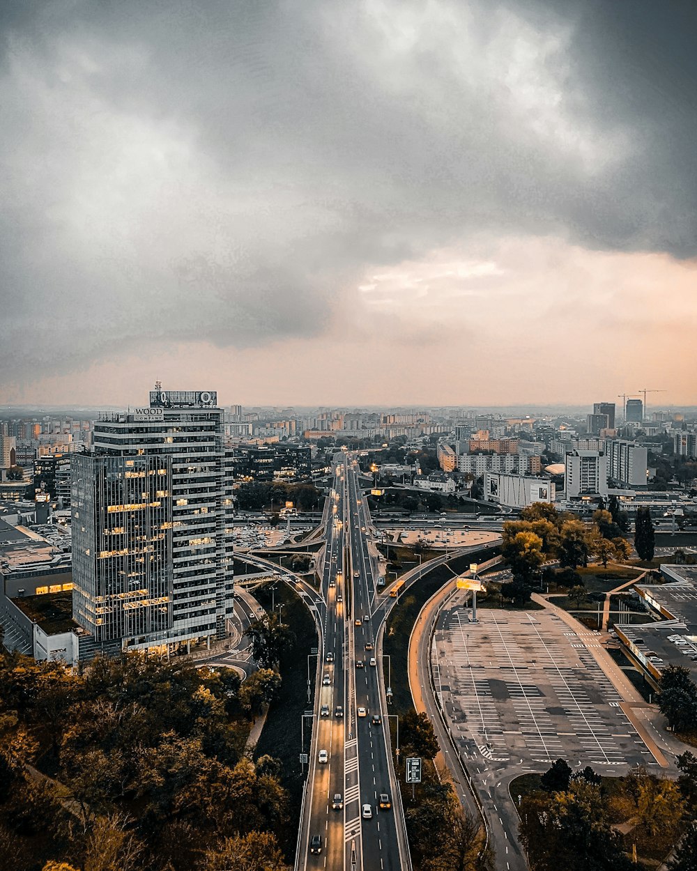 edifici della città sotto il cielo grigio durante il giorno