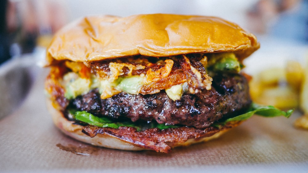 Burger mit Patty und Salat