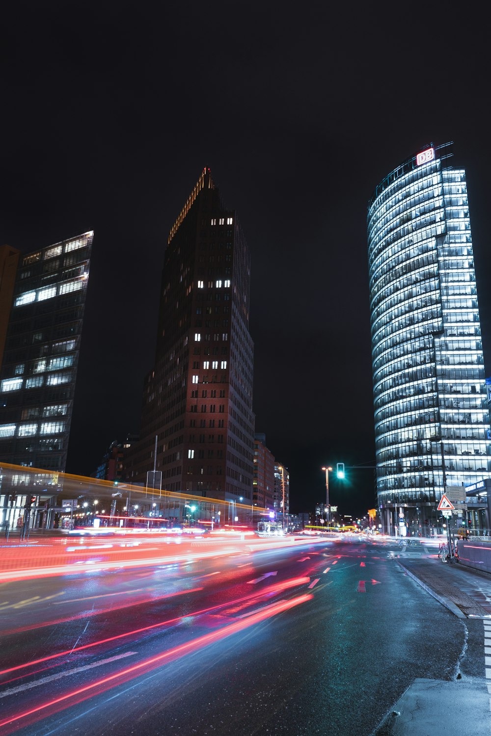 fotografia de lapso de tempo de edifícios da cidade durante a noite
