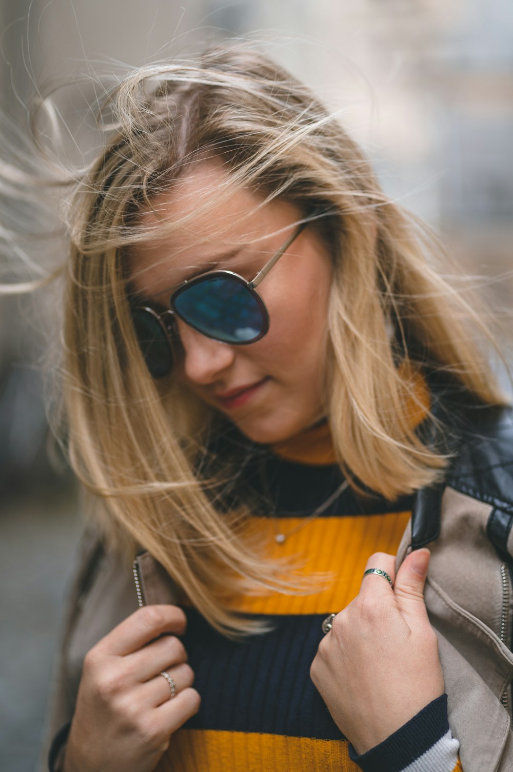 Frau in schwarzer Jacke mit schwarzer Sonnenbrille