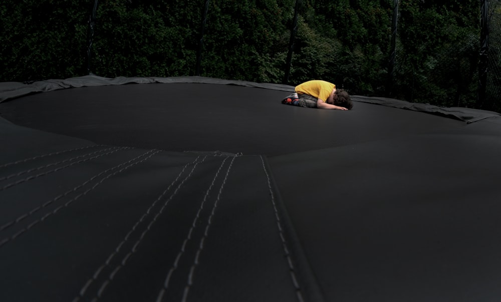 Auto gialla sulla strada asfaltata nera durante il giorno