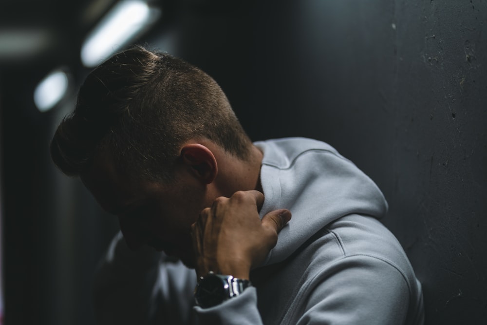 Hombre con camisa gris de manga larga