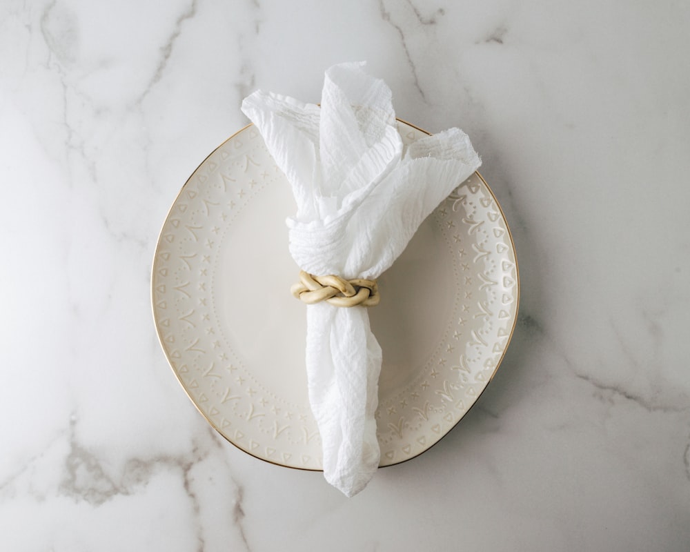 papier de soie blanc sur assiette ronde blanche