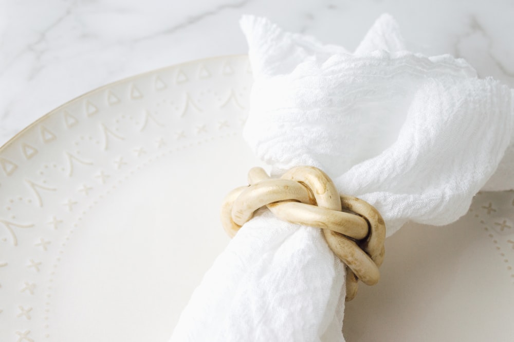 weißes Textil mit braunem Seil
