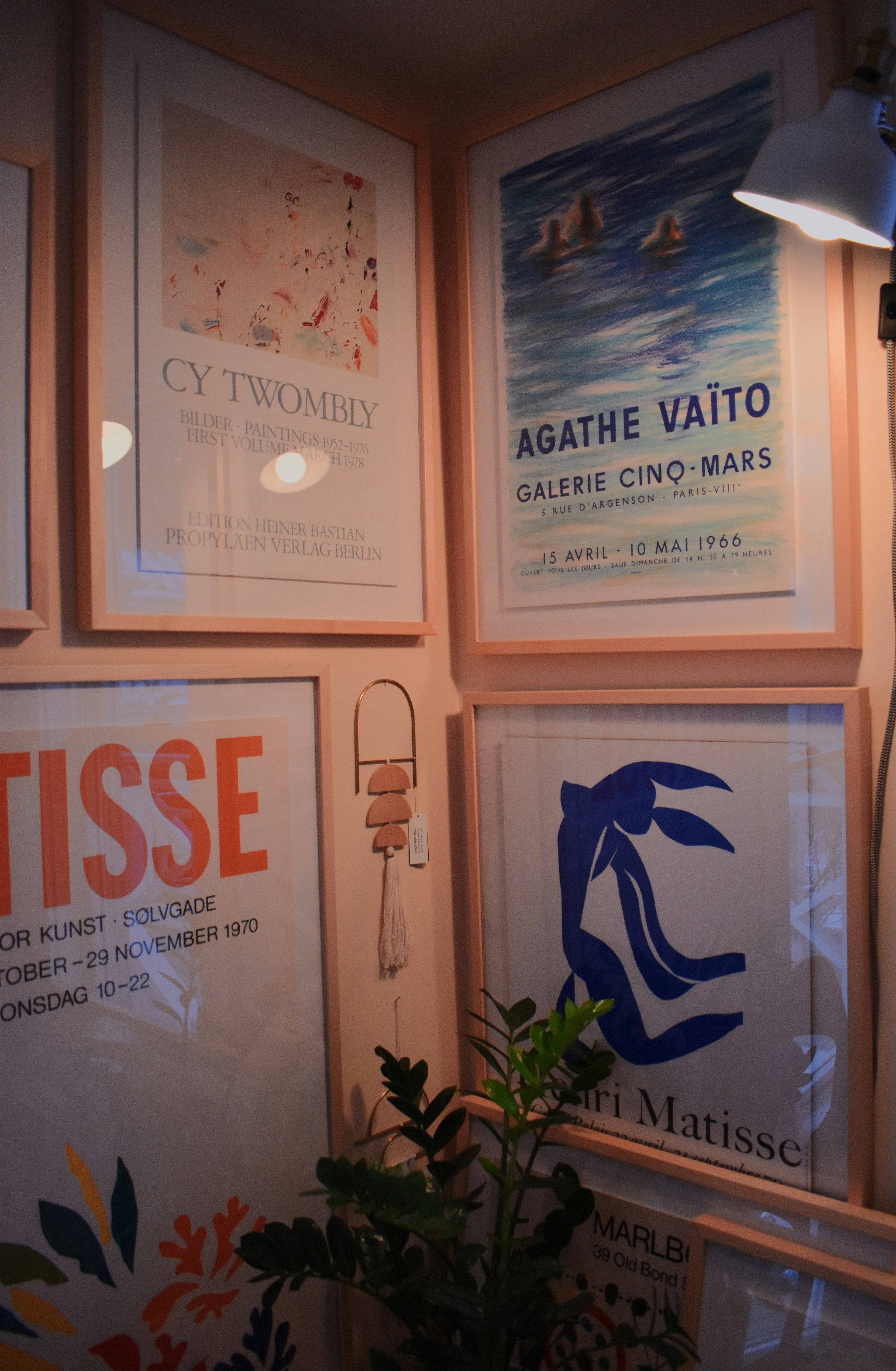 Finestra in vetro incorniciato in legno marrone