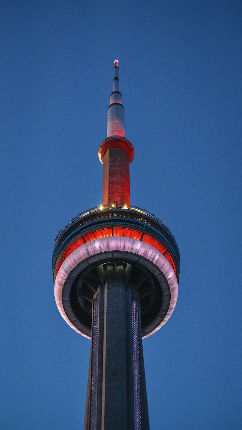 torre vermelha e branca sob o céu azul durante o dia