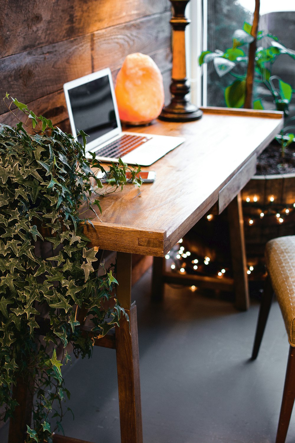 MacBook Air argentato su tavolo in legno marrone
