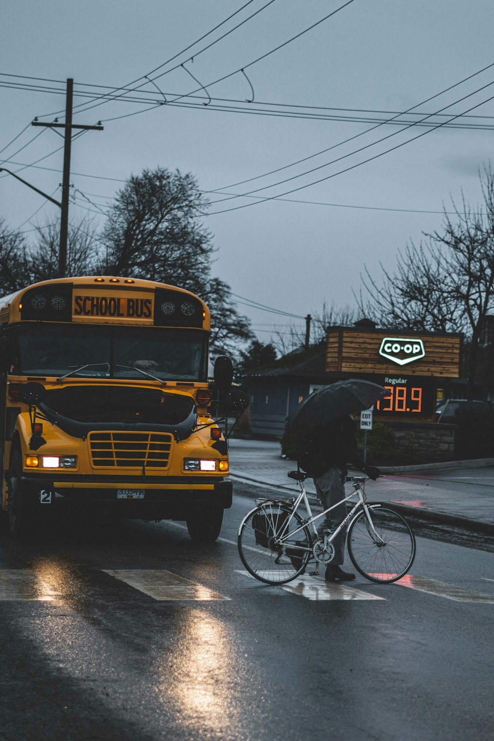 Gelber Schulbus tagsüber unterwegs