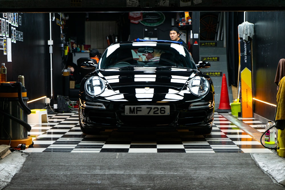 Schwarzer Porsche 911 tagsüber auf der Straße geparkt