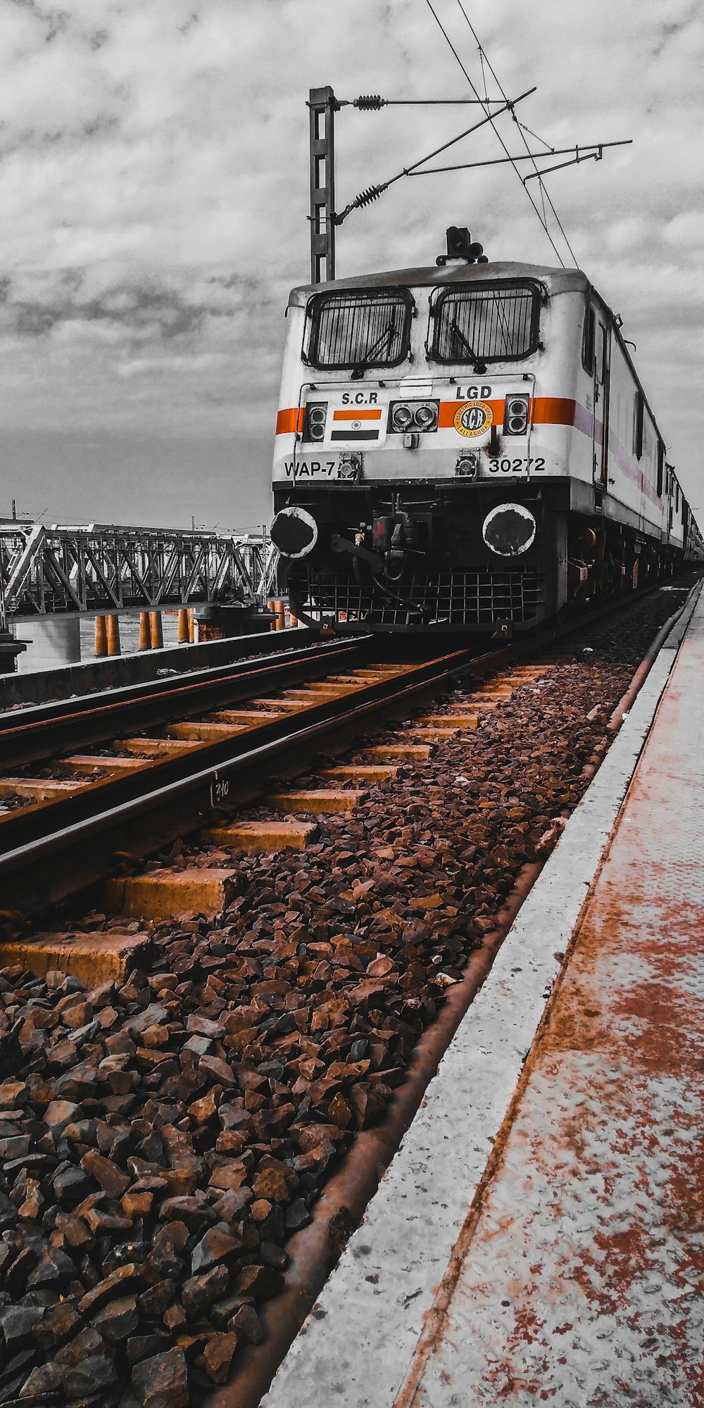 Tren blanco y negro en las vías del tren
