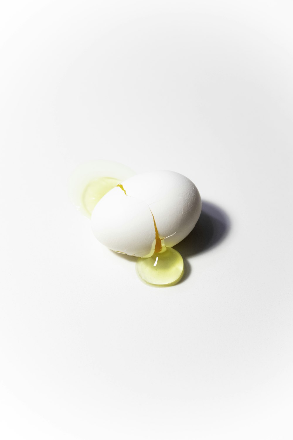 albume d'uovo su superficie bianca