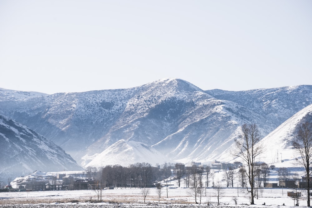 montanha coberta de neve sob o céu azul durante o dia