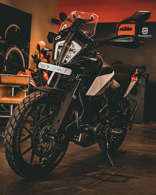 black and white honda sports bike