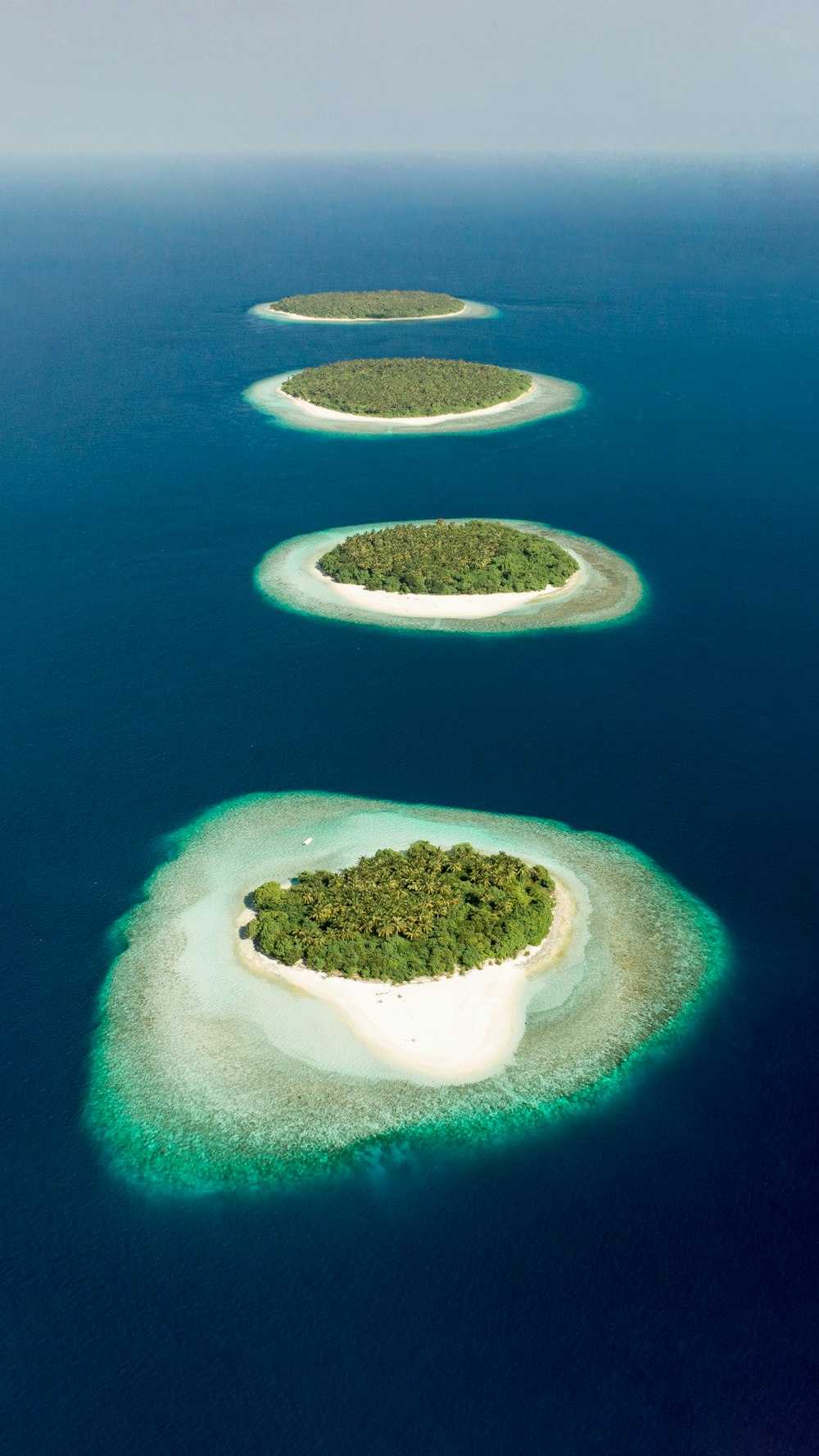 푸른 물 한가운데있는 녹색과 갈색 섬