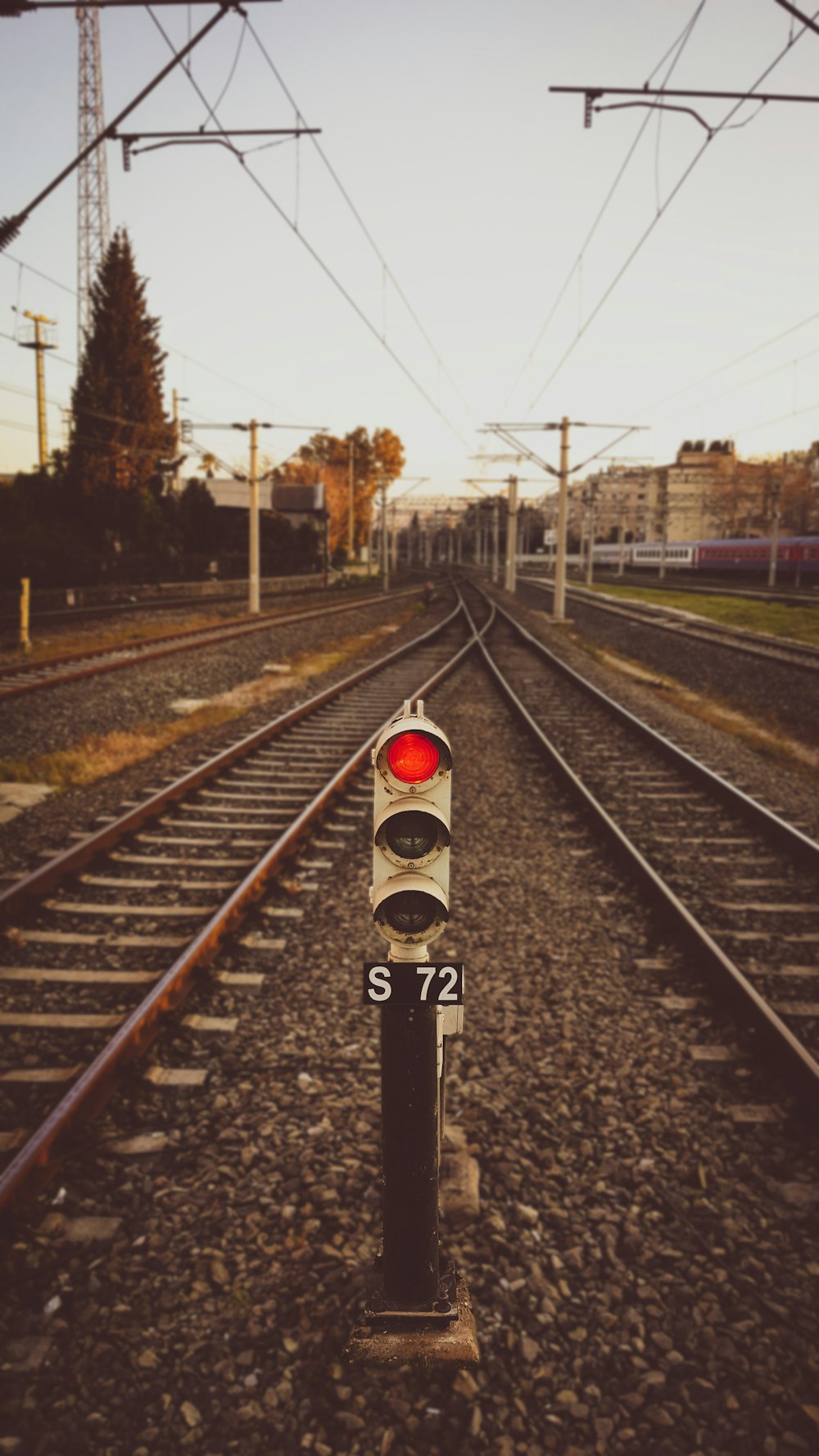Semaforo nero e rosso sulla strada ferroviaria