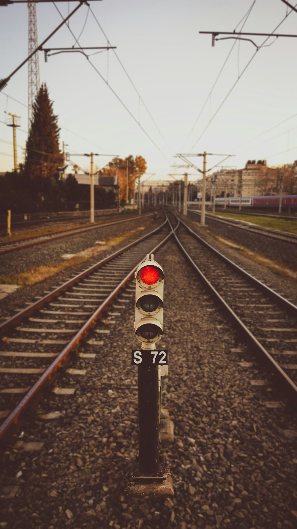 feu de signalisation noir et rouge sur rail routier