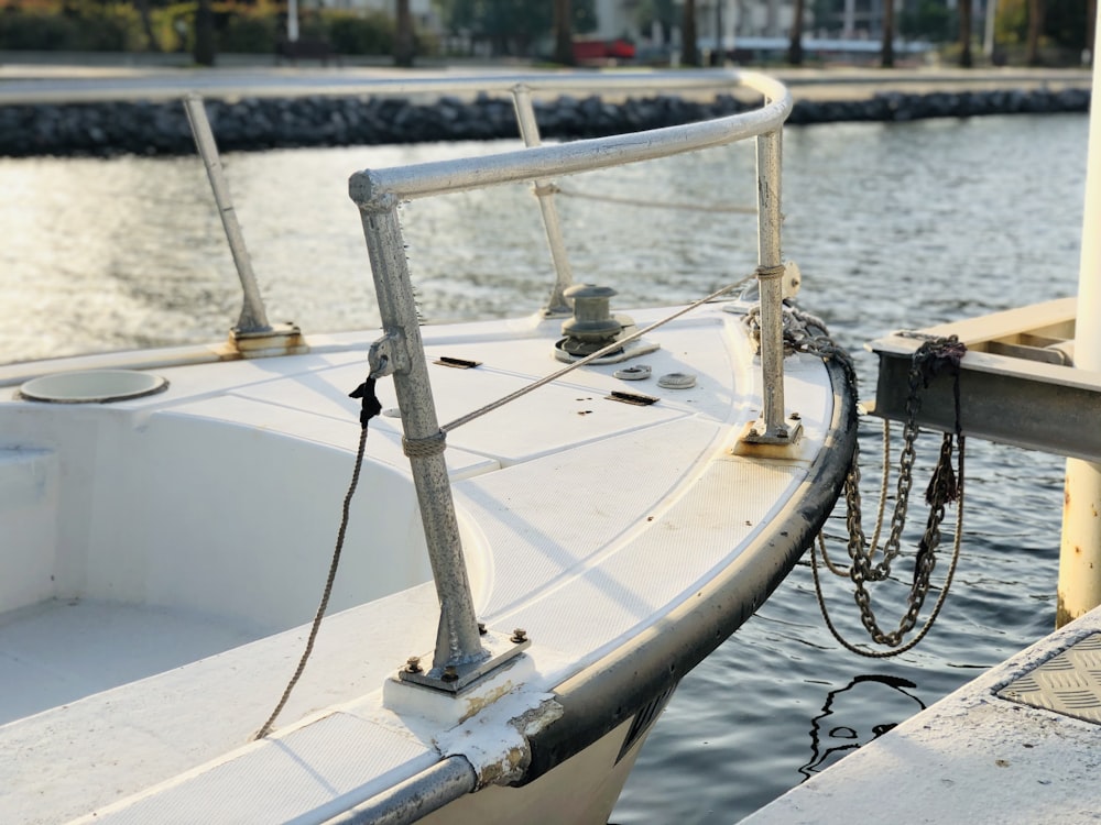 昼間の水上の白と茶色のボート