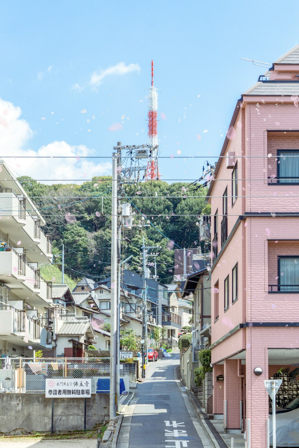 日中の茶色のコンクリートの建物