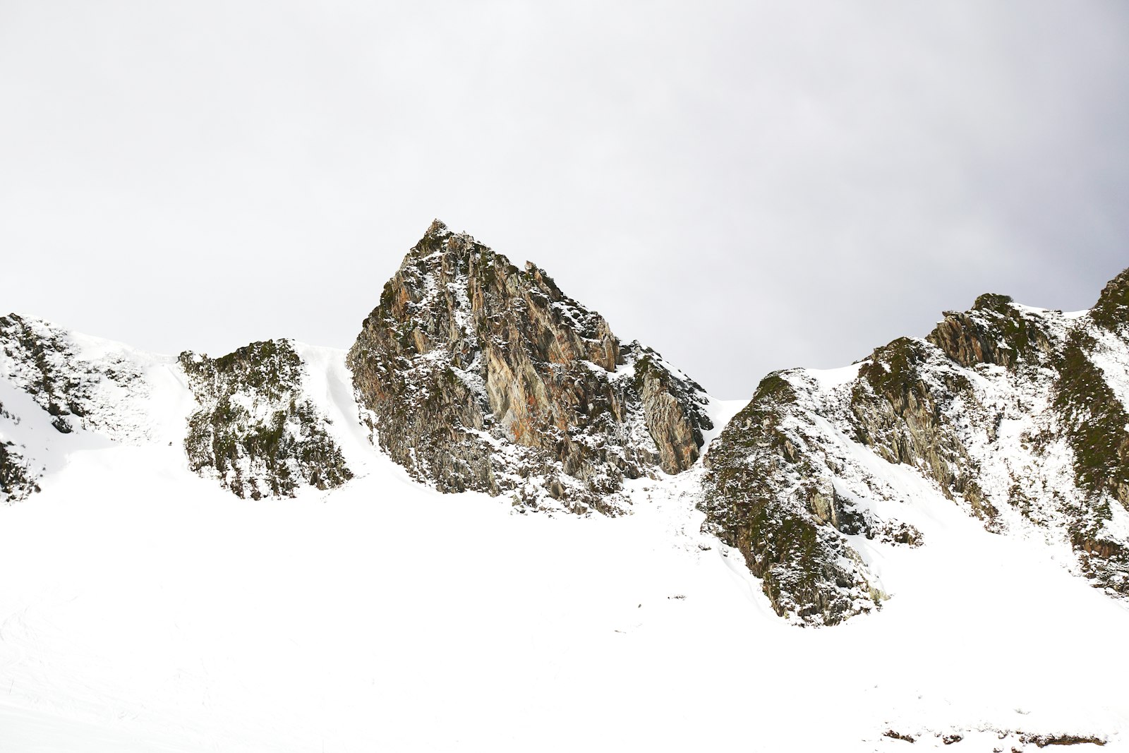 Sony a6300 + Sony Sonnar T* E 24mm F1.8 ZA sample photo. Snow covered mountain under photography