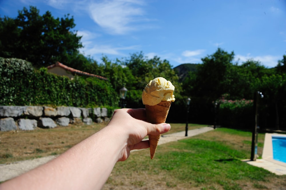 Persona sosteniendo un cono de helado