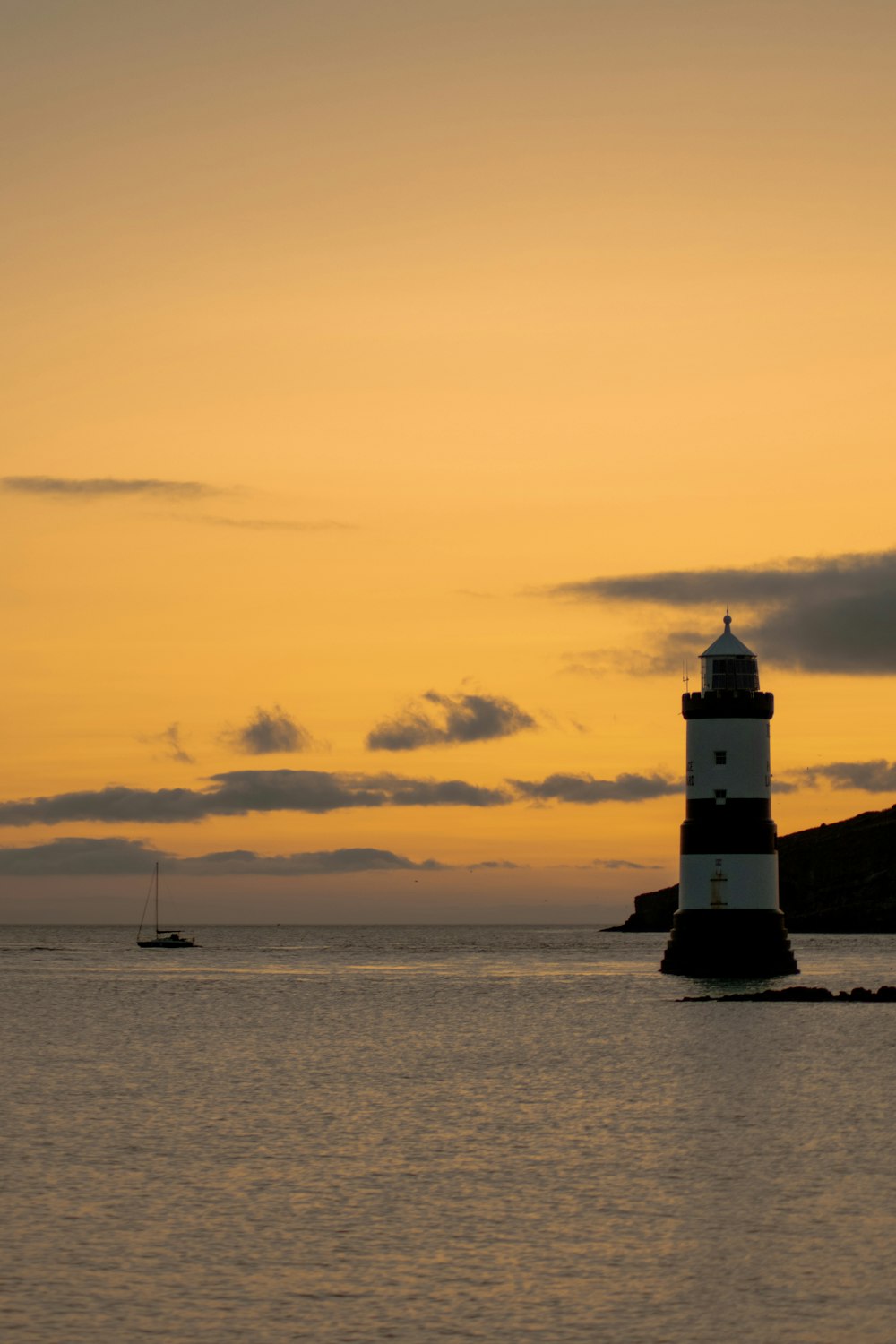 silhueta do farol durante o pôr do sol