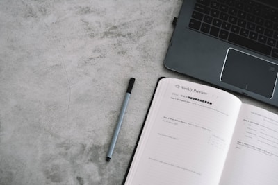 A vibrant screen showing erlo’s weekly planner filled with notes and reminders.