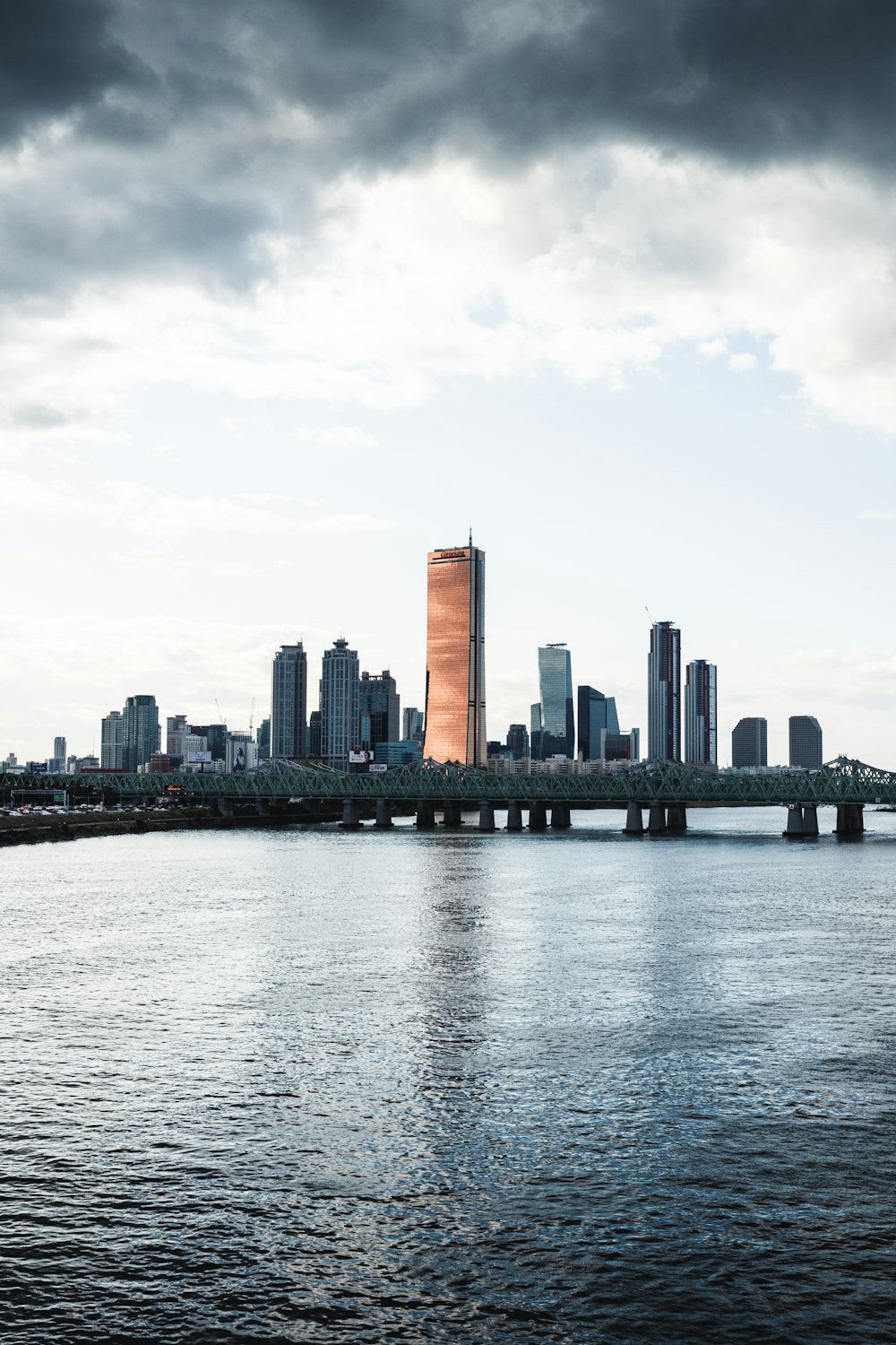 Skyline der Stadt tagsüber über das Gewässer