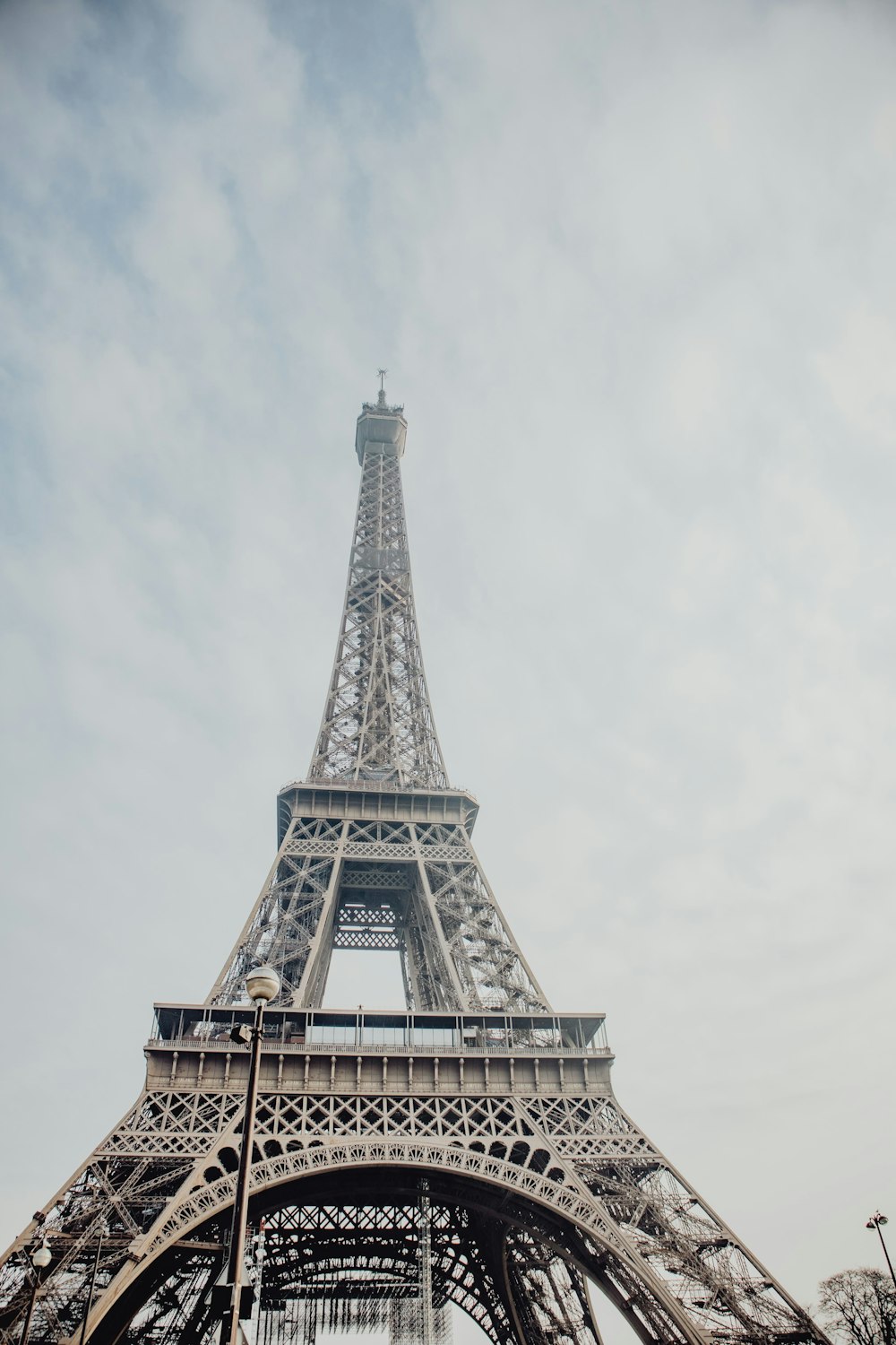 Torre Eiffel bajo nubes blancas durante el día
