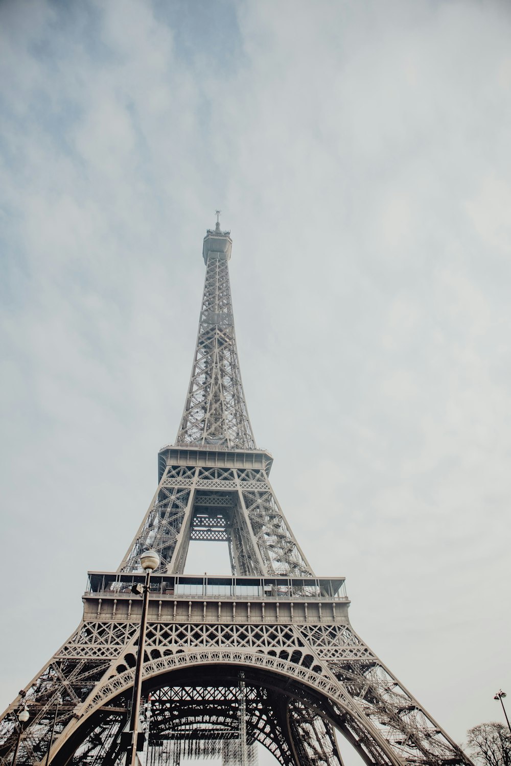 torre eiffel sob nuvens brancas durante o dia