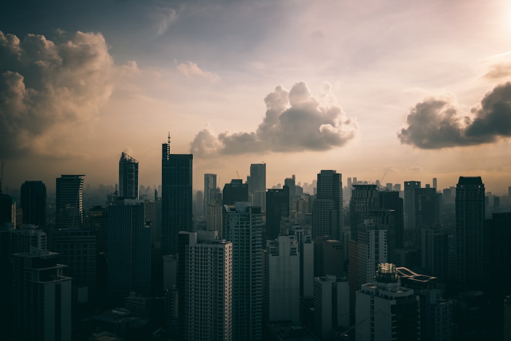 bâtiments de la ville sous un ciel nuageux pendant la journée