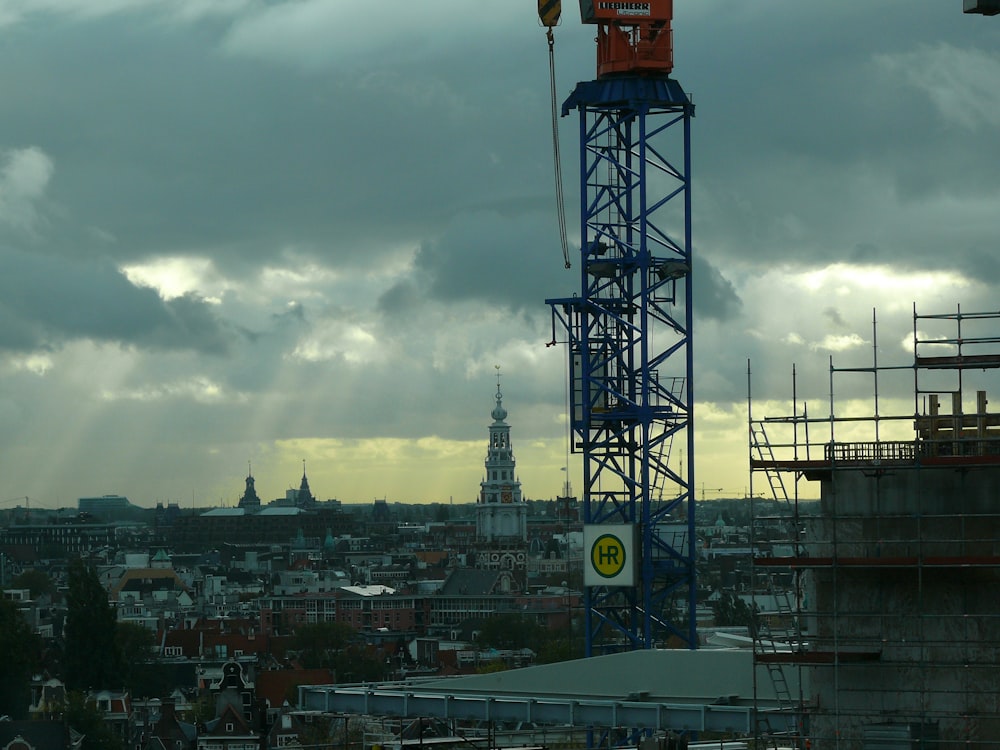 orangefarbener und grauer Turm tagsüber unter bewölktem Himmel