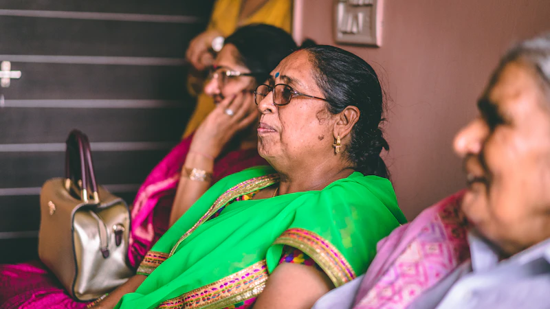 Sugar Baby con camisa rosa y verde, usando gafas.