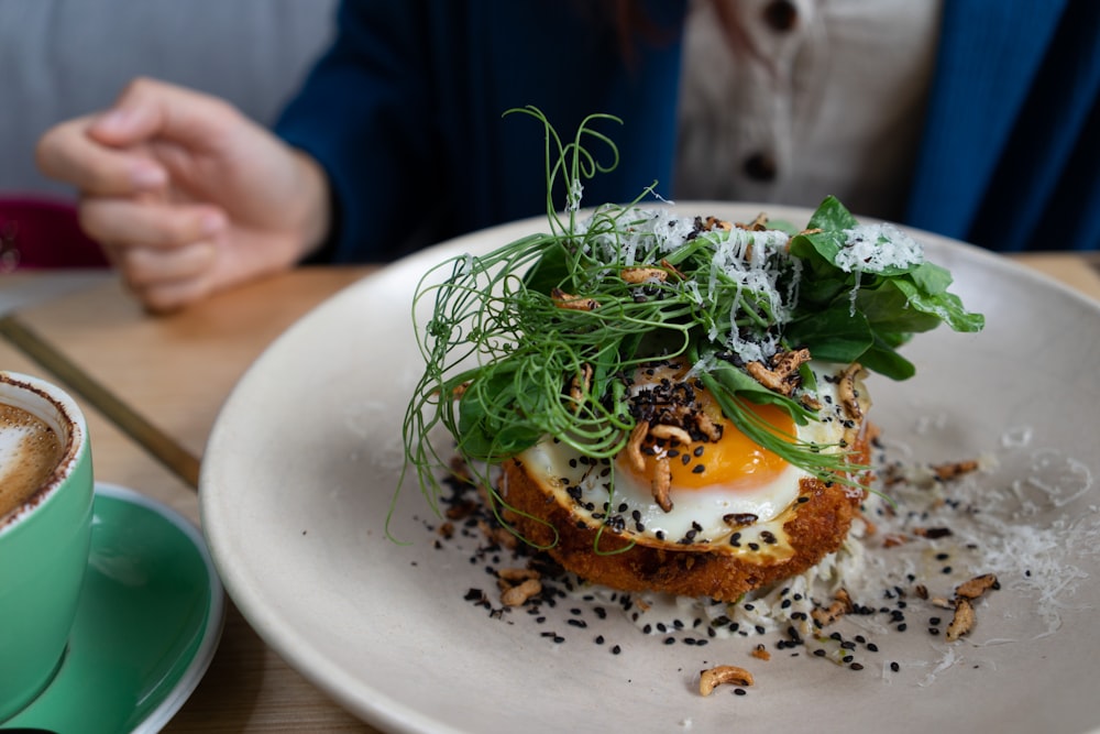 Légume vert sur assiette en céramique blanche