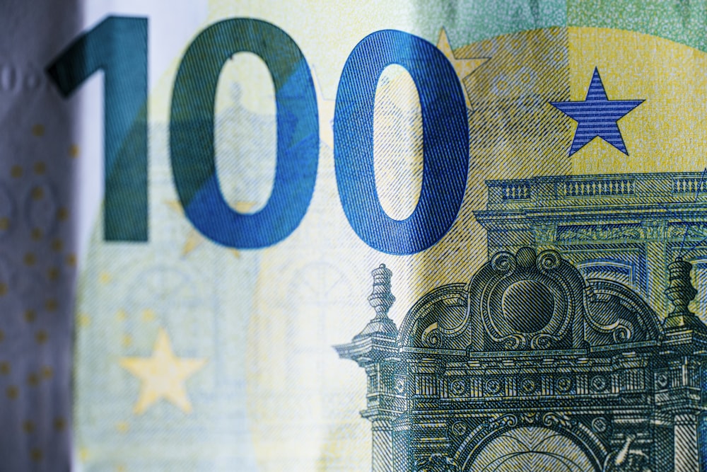 Billete de 10 euros en textil azul y amarillo