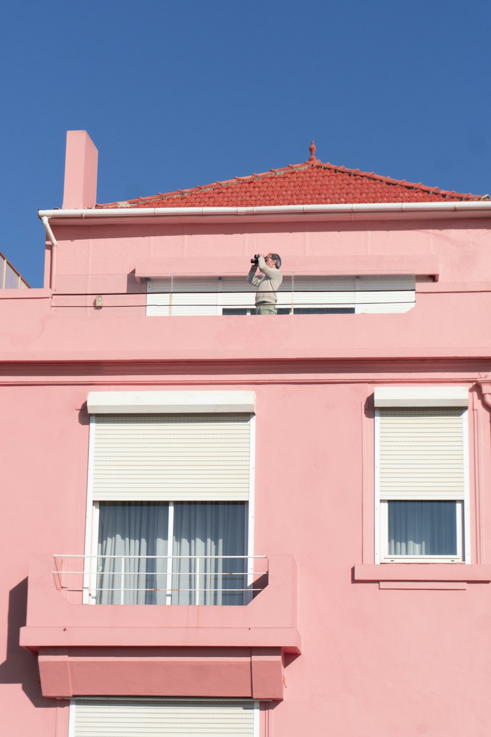 edifício de concreto rosa e branco