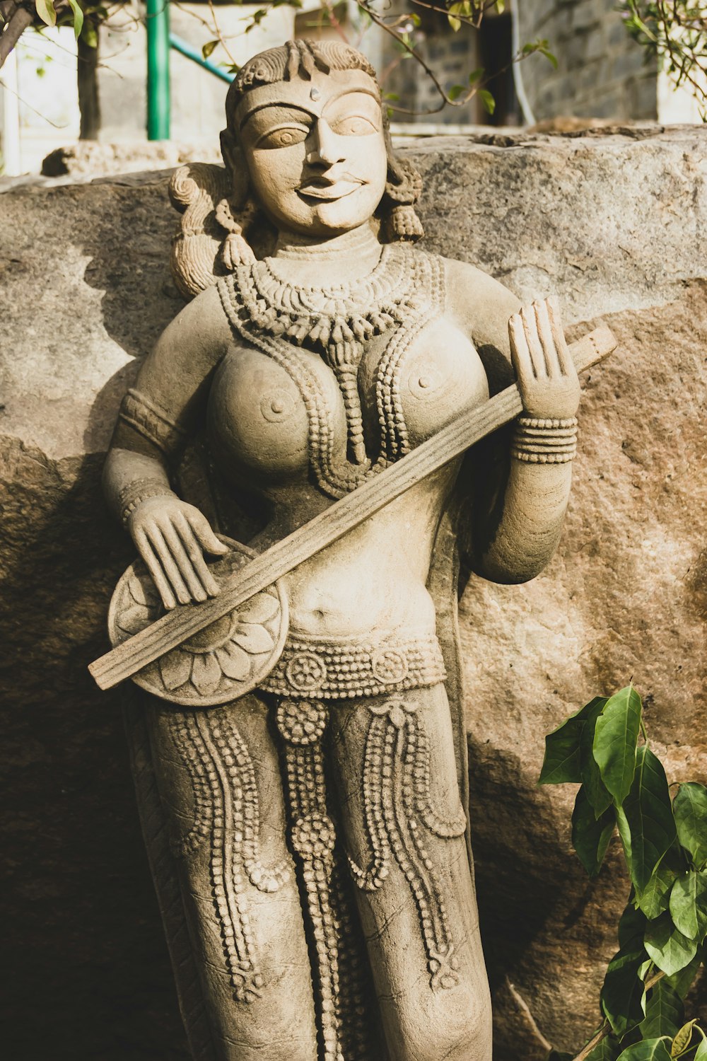 estátua cinzenta de concreto de uma mulher