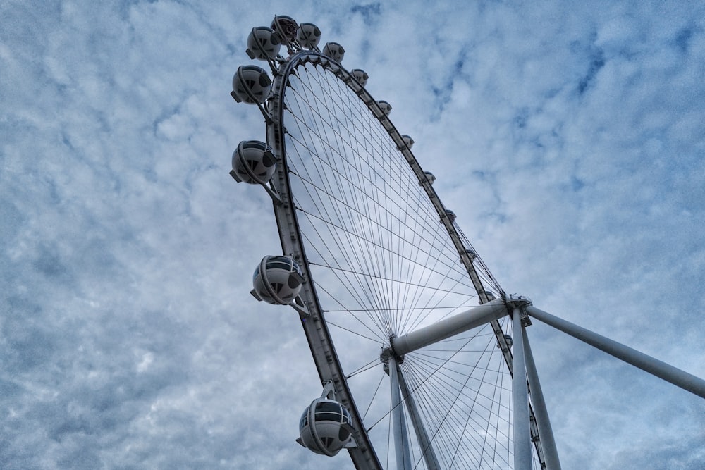 weiß-schwarzes Riesenrad unter blauem Himmel tagsüber