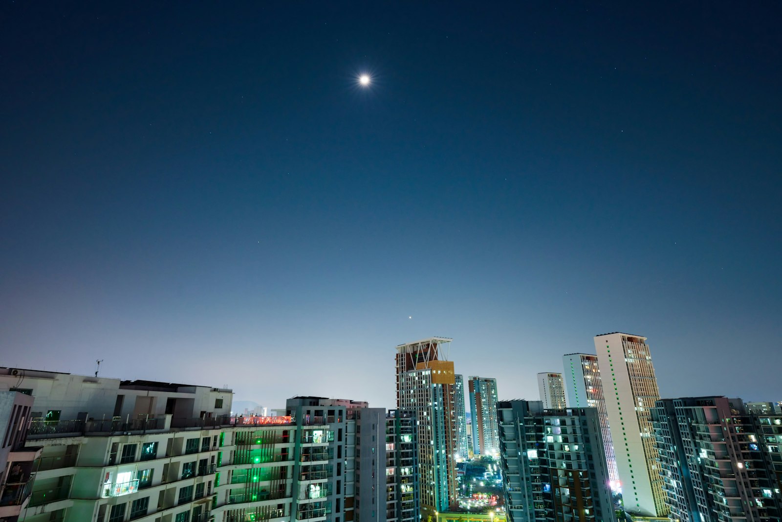 Sigma 14-24mm F2.8 DG DN Art sample photo. City buildings under blue photography