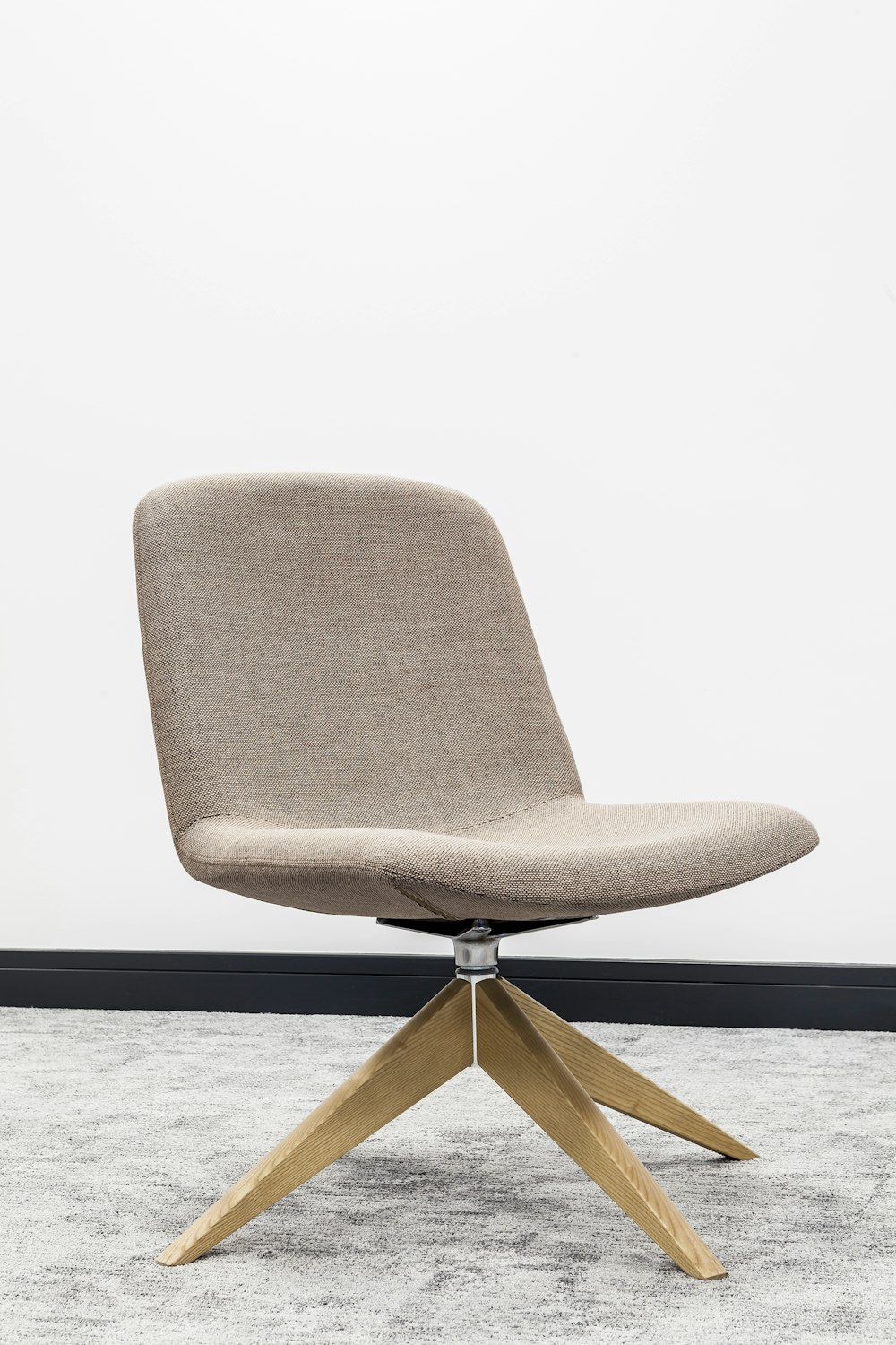 cadeira acolchoada cinza emoldurada de madeira marrom