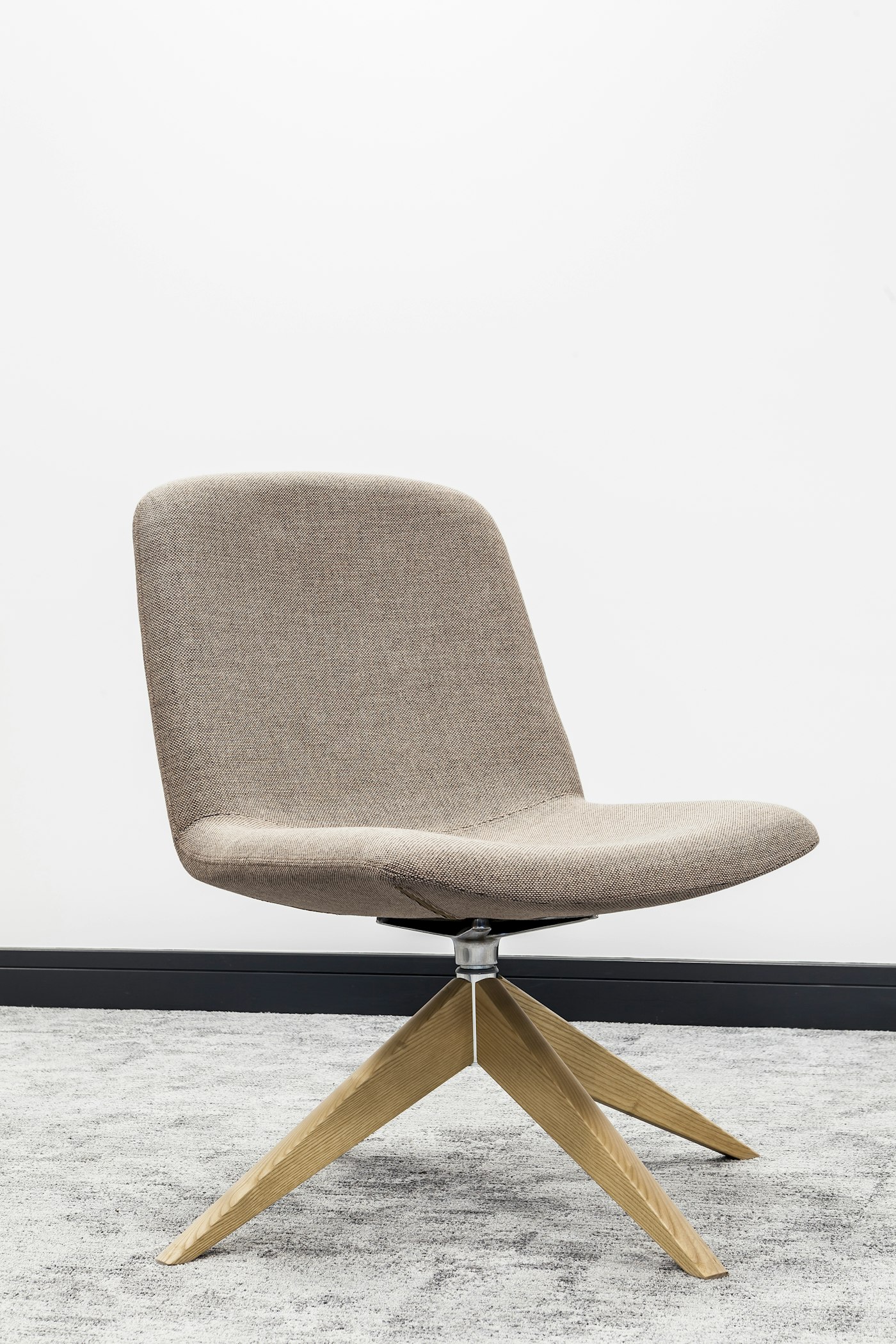Luxueuze directiestoel in modern kantoor