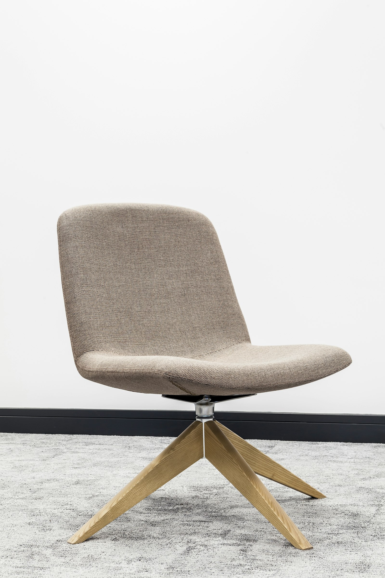 Fauteuil de travail moderne près d'une fenêtre