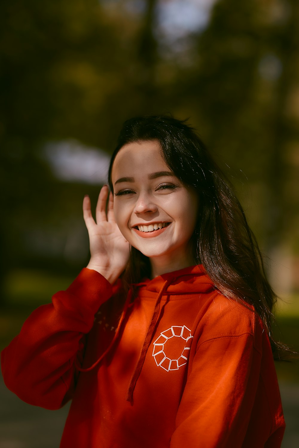 mulher na camisa vermelha de manga comprida sorrindo