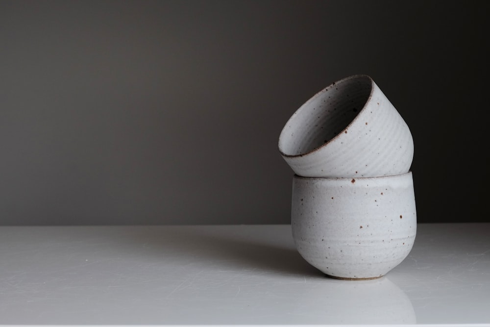 Vase en céramique blanche sur table blanche