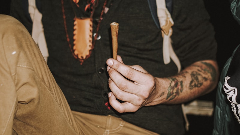 Persona con palo decorativo