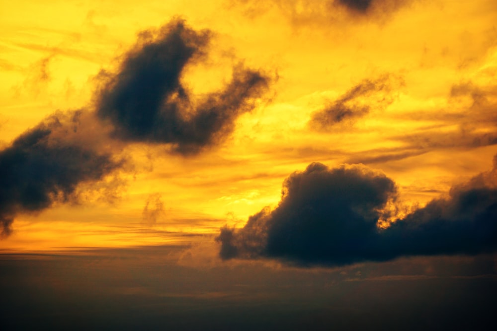 日没時の空に浮かぶ雲