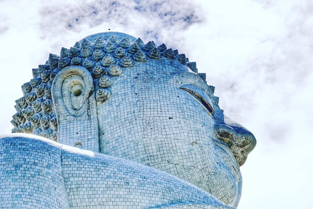 Estatua del dragón de hormigón gris bajo el cielo nublado durante el día