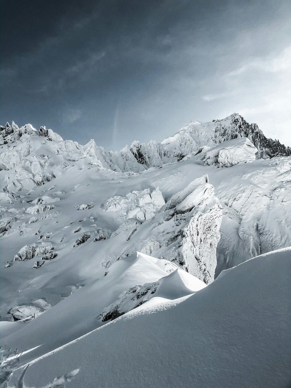 Montaña cubierta de nieve bajo el cielo azul durante el día