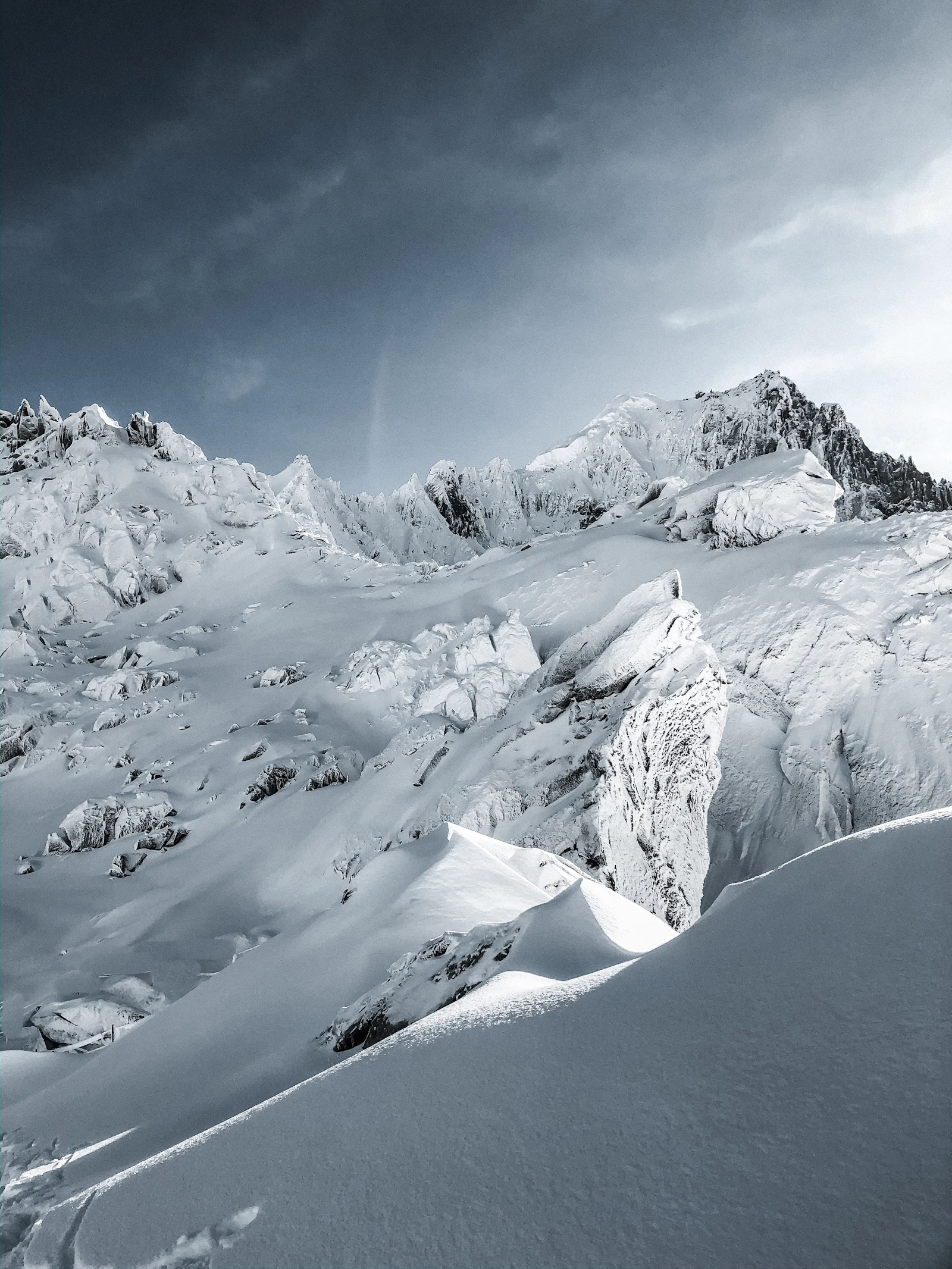 Panorama de sommets alpins, comme ceux qui dominent la vallée d'Aoste