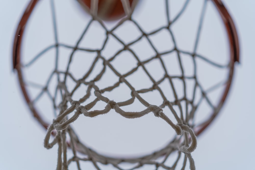 basquete vermelho e preto na rede