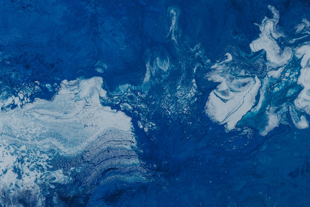 blaue und weiße Wasserwellen